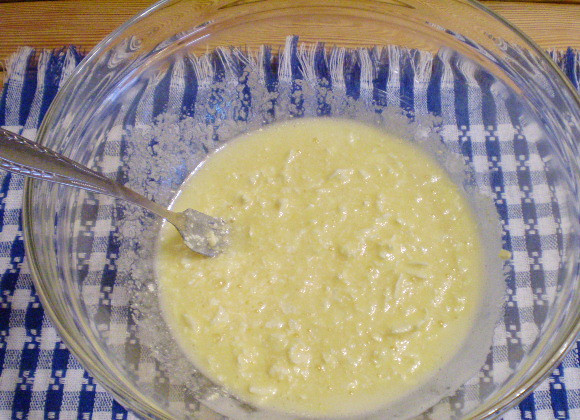 1. Этап. Печенье на сливочном масле: 4. Вилочкой разбейте масло в яичной смеси.