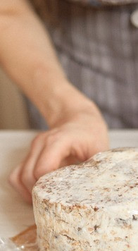 1. Этап. Морковный кето-торт: Затянуть пленкой и убрать в холодильник на два часа.