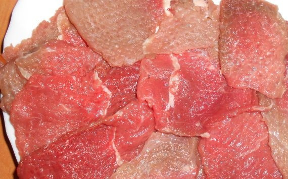 1. Этап. Шницель по-венски: Говядину отбейте молоточком. Посолите и поперчите ее с обеих сторон.