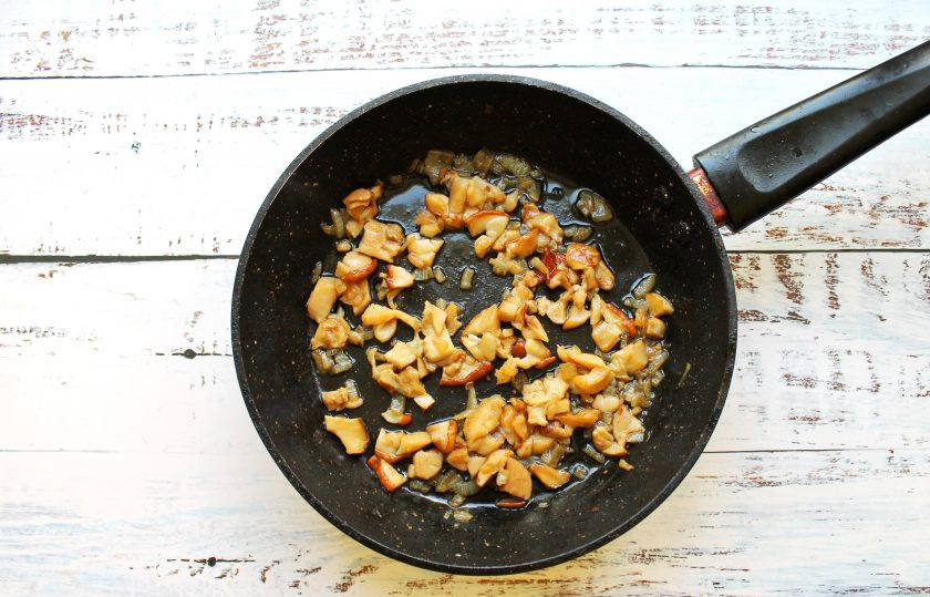 1. Этап. Салат Настроение: Репчатый лук почистите и мелко порежьте. В сковороду налейте растительное масло, добавьте порезанные лук и грибы. Обжаривайте все на среднем огне в течение 10 минут, перемешивая, снимите с огня и остудите.