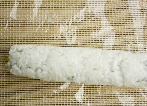 1. Этап. Рецепт суши Филадельфия дома: И теперь аккуратно, с помощью коврика, формируем ролл. Но сильно не давите!