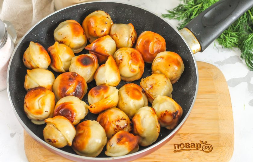 1. Этап. Соус к жареным пельменям: Пельмени обжарьте на умеренном нагреве примерно 10-15 минут, закидывая их в масло замороженными.