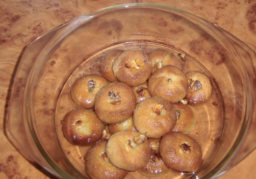 1. Этап. Восточное печенье: 5. Выпекаю печенье в заранее разогретом до 160 градусов духовом шкафу 20-30 минут (до румяной корочки). Готовое печенье перекладываю в миску и заливаю ранее приготовленным сиропом, оставляю для пропитки на 1-3 часа, периодически переворачиваю его.