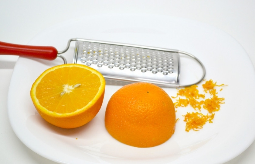 1. Этап. Бисквит с апельсиновым кремом: 3. Апельсин моем, вытираем насухо. Снимаем в него цедру, выдавливаем сок. В сотейнике смешиваем цедру апельсина, апельсиновый сок и сахар, ставим все на огонь и доводим до кипения. Как только закипело, убираем с огня.