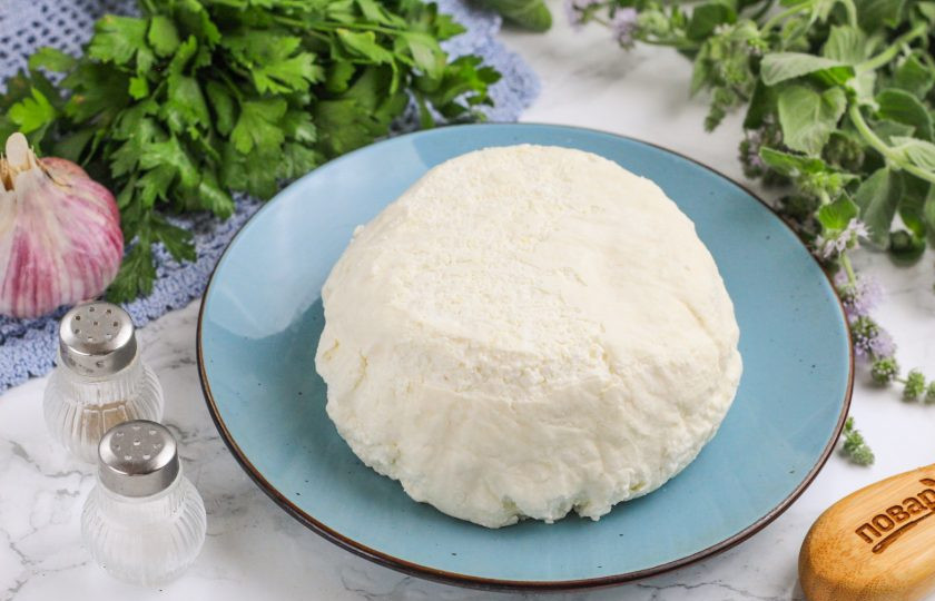 1. Этап. Адыгейский сыр на кефире: Затем сыр поместите в холодильник и остудите не менее 5-6 часов. После чего выложите на тарелку — он полностью готов!