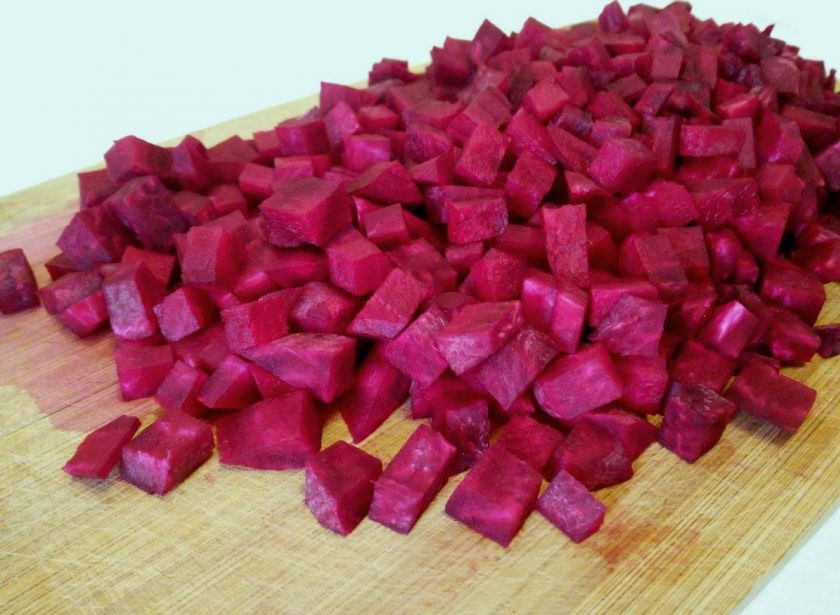 1. Этап. Салат из томленой свеклы с тыквенными семечками: Очищенную свёклу порежьте мелкими кубиками и поместите в чашу мультиварки, после чего задайте на устройстве режим 