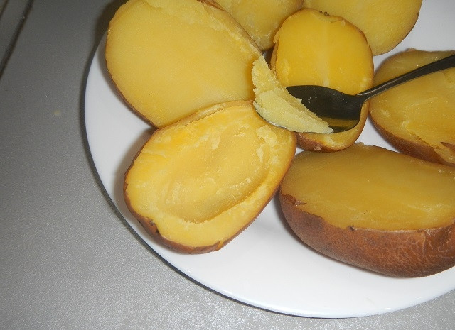 1. Этап. Картофель, запеченный с фаршем: Отварную картошку порежьте пополам и аккуратно удалите мякоть внутри, чтобы остались тонкие стенки (при этом следите, чтобы форма лодочки сохранялась).