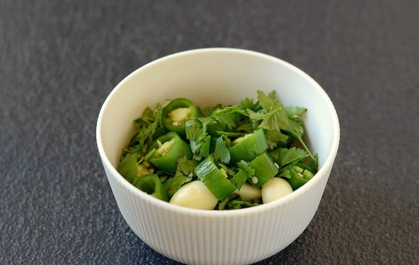 1. Этап. Зеленая аджика по-абхазски: Измельчите подготовленные ингредиенты блендером.