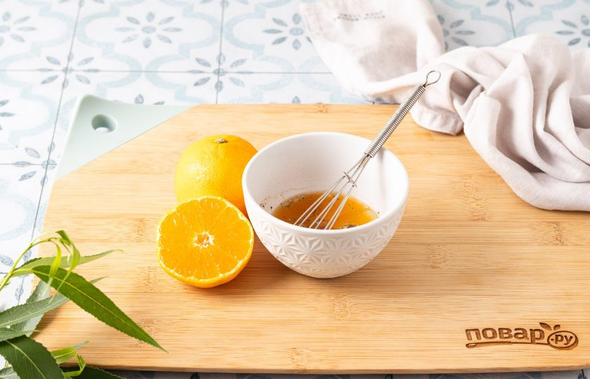 1. Этап. Салат c мандарином, гранатом и тыквенными семечками: Для заправки смешайте растительное масло с лимонным соком, соком мандарина, щепоткой орегано, солью и черным молотым перцем.