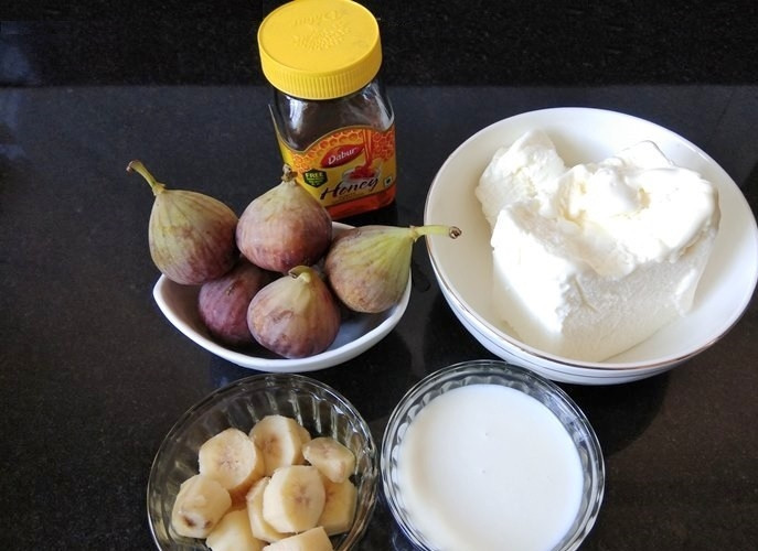 1. Этап. Бананово-инжирный коктейль: 1. Вымойте инжир и бананы перед приготовлением коктейля.