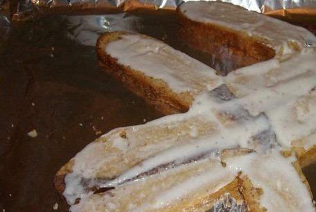 1. Этап. Бисквитный детский торт: Для этого рецепта вам понадобятся два бисквитных коржа (приготовьте по любимому рецепту или купите готовые). Из одного бисквита, нарезав его на продольные тонкие кусочки, выложите своеобразный 