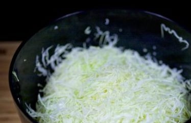 1. Этап. Салат из капусты со свеклой: Капусту помойте и мелко нашинкуйте. Посолите и хорошенько помните ее руками.