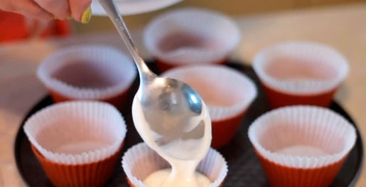 1. Этап. Маффины с Маскарпоне: 5. Разлейте полученное тесто в круглые силиконовые формы для маффинов. Формы нужно наполнять на 2/3, чтобы в процессе выпечки тесто 