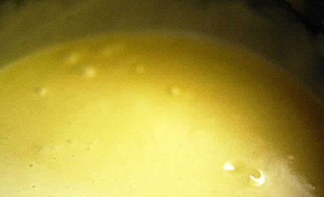 1. Этап. Торт Молочная девочка: Добавляем муку и разрыхлитель, хорошенько перемешиваем до отсутствия комочков.