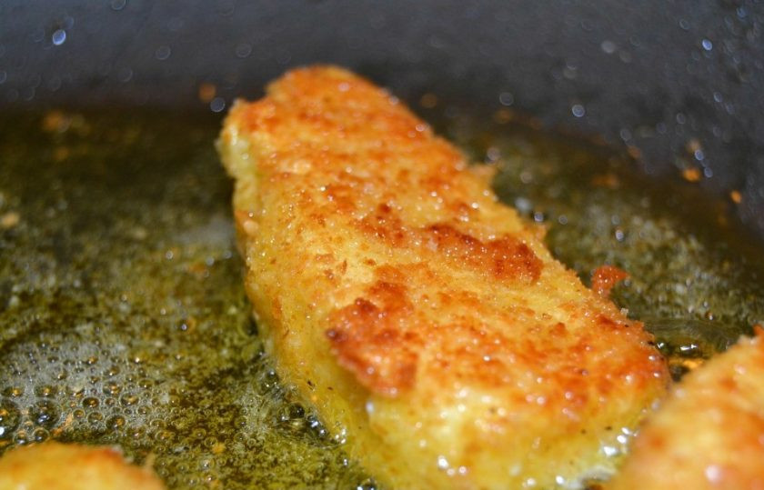 1. Этап. Жареная моцарелла: 9. Разогрейте сковороду с растительным маслом, выложите сыр и обжаривайте с каждой стороны по 10-15 секунд.