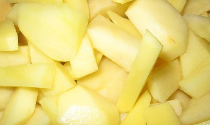 1. Этап. Солянка с грибами и курицей: Режем картошку.