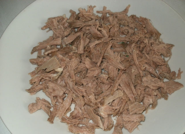 1. Этап. Диетический борщ без зажарки: Остывшую говядину разбираем на волокна или режем небольшими кусочками. Я предпочитаю разбирать на волокна. Измельчённое мясо добавляем в бульон с овощами.