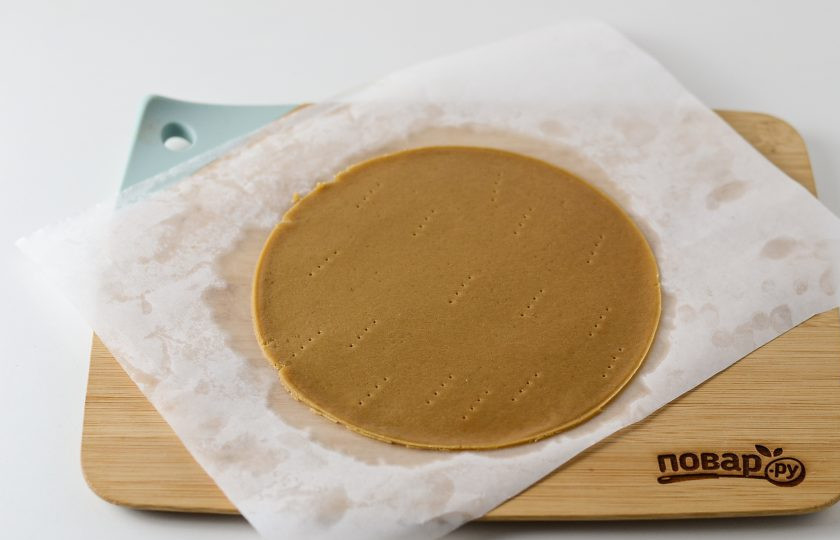 1. Этап. Вегетарианский медовик: Раскатайте в тонкие коржи, обрежьте до желаемого диаметра, наколите вилкой. Выпекайте примерно по 6 минут при температуре 160 градусов в заранее разогретой духовке.