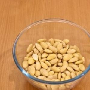 1. Этап. Миндальное печенье без муки: 1. Очищенный миндаль залейте кипятком минут на 10. Тогда вы сможете легко очистить миндальные зерна от кожицы. Очистите миндаль и просушите.