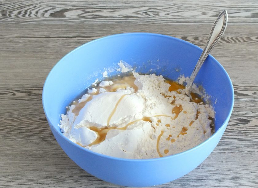 1. Этап. Тесто Воздушный экспресс: Всыпьте 2/3 часть муки, добавьте растительное масло. Начните замес ложкой.