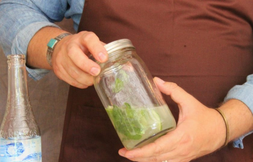 1. Этап. Мохито с Бакарди: Закройте шейкер крышкой и тщательно встряхните коктейль.