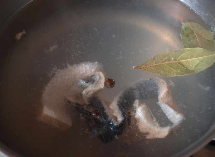 1. Этап. Венгерская уха: Голову, плавники, хвост и кожу заливаем холодной водой, добавляем лавровый лист и варим минут 15-20. Затем бульон процеживаем.