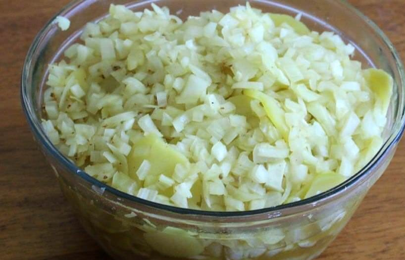1. Этап. Салат из картофеля и лука: 6. Вылейте луковую смесь со всей жидкостью к картофелю, накройте пленкой и оставьте при комнатной температуре на 1 час.