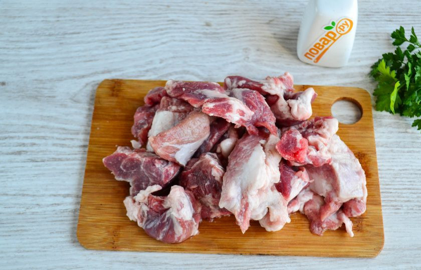 1. Этап. Гречка по-купечески с грибами: Мясо порежьте на куски небольшого размера.