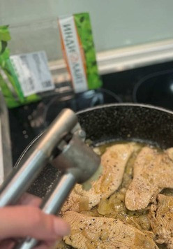 1. Этап. Шницель в сливочном соусе: Выдавить чеснок. Обжаривать еще минутки 3