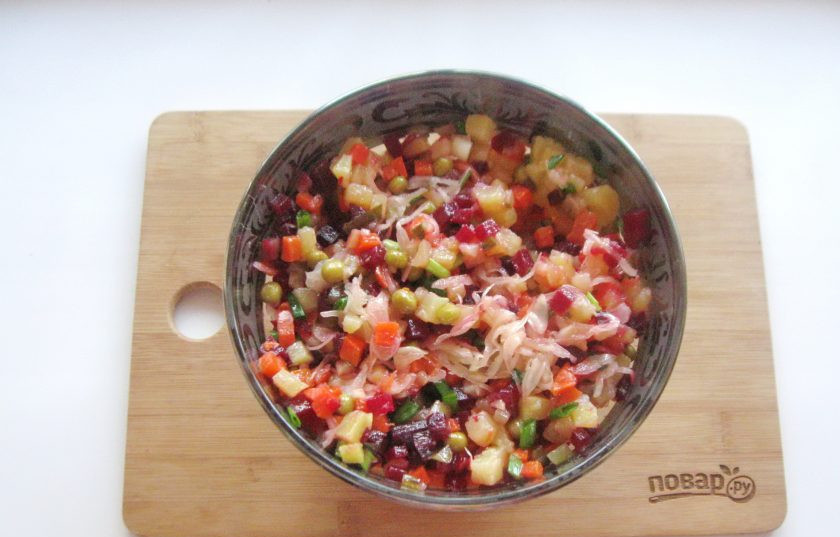 1. Этап. Винегрет по ГОСТу: Винегрет посолите по вкусу и заправьте ароматным подсолнечным маслом.