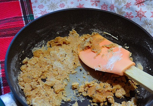 1. Этап. Буженина из индейки в соусе: Добавить сметану и быстро растереть её с мукой.