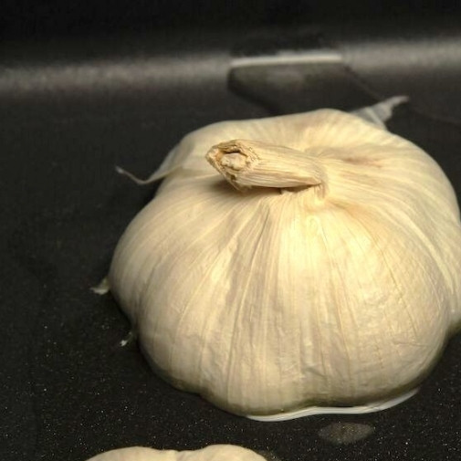 1. Этап. Чесночный крем-суп: В форму для запекания наливаем оливковое масло, туда же надрезом вниз складываем головки чеснока.