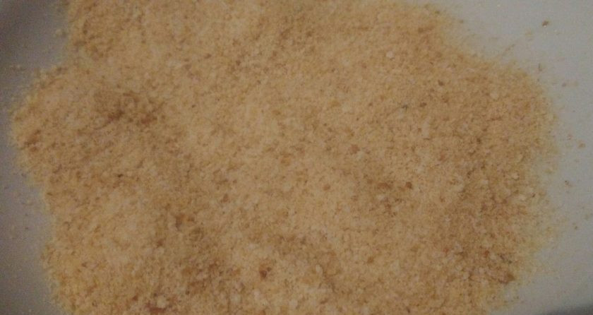 1. Этап. Отбивная из куриного филе: 3. Для панировки еще нам понадобятся сухари. Обваливаем отбивные в сухарях.