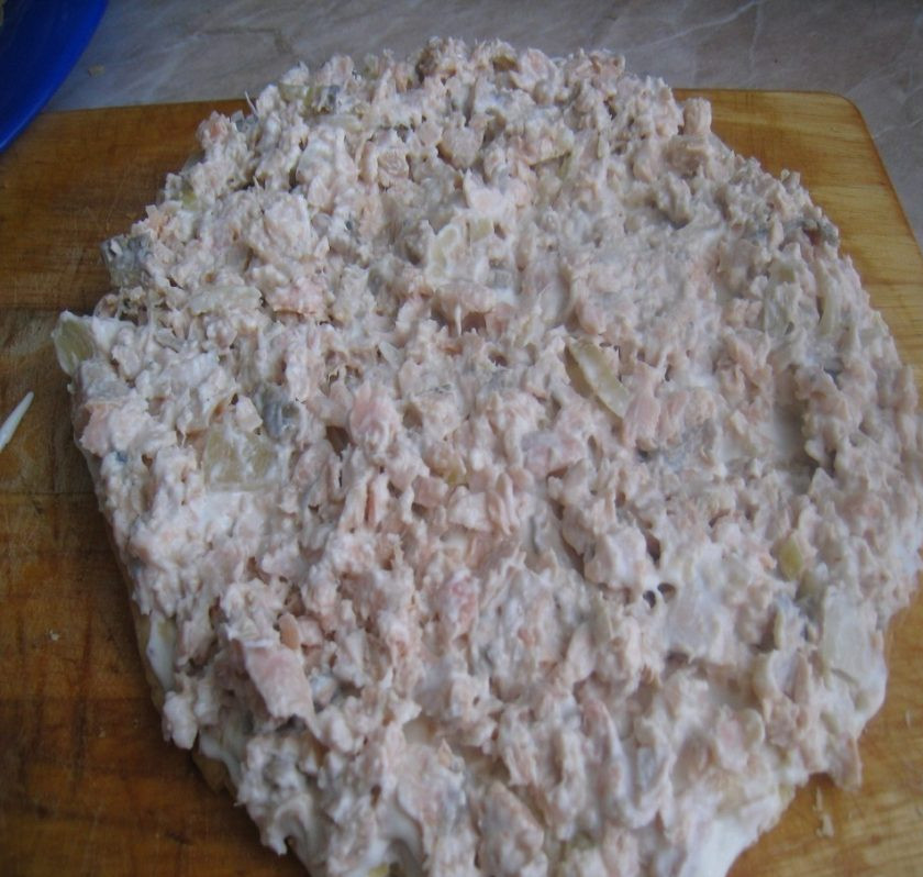 1. Этап. Закусочный торт без выпечки: 6. Теперь на коржи выкладываем начинку и промазываем хорошо майонезом. Сразу выкладываем слабосоленую горбушу (если у вас свежемороженная, отварите ее до готовности, около 20 минут).