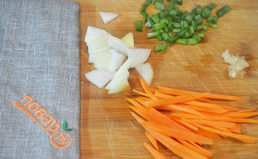 1. Этап. Огурцы по-корейски на закуску: 3. Морковь нарежьте тонкой соломкой, чеснок измельчите, весь лук порубите.