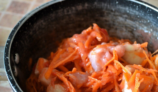 1. Этап. Фаршированные помидоры: Добавить овощи и томатную пасту, перемешать. Кастрюлю накрыть крышкой и поставить на слабый огонь на 30 минут. Огонь отключить, оставить кастрюлю на плите остывать до комнатной температуры.