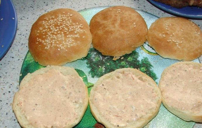 1. Этап. Гамбургер Макдональдс: Нижние части булочек промажьте соусом.