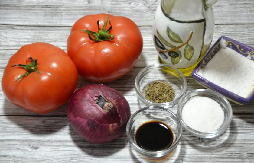 1. Этап. Ялтинский салат: Подготовьте ингредиенты.