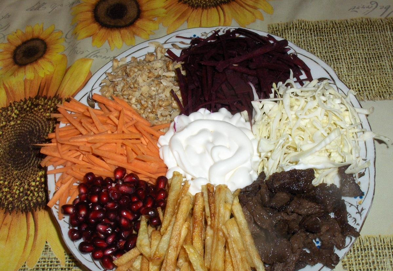 1. Этап. Салат Онежский с ветчиной: 3. Я овощи не отвариваю, мне нравится и так. Выкладываем все ингредиенты кучками, по центру выливаем майонез. Салат готов!