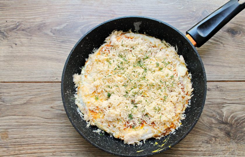 1. Этап. Яичница в лаваше Волшебный завтрак: Посыпьте верх лаваша оставшимся сыром, закройте крышкой и готовьте еще на медленном огне в течение 5-6 минут. Снимите яичницу со сковороды, порежьте и сразу подавайте к столу.