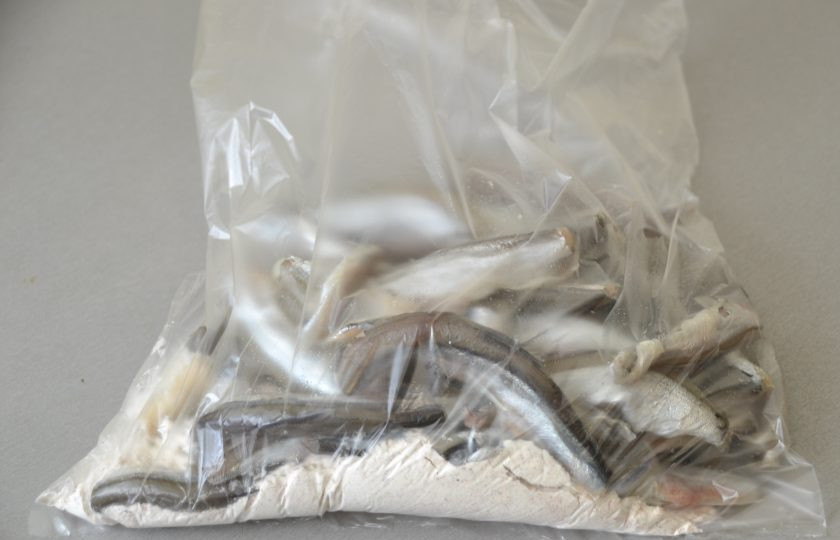 1. Этап. Мойва в масле: В пакет к муке и пряностям выложите мойву и встряхните.