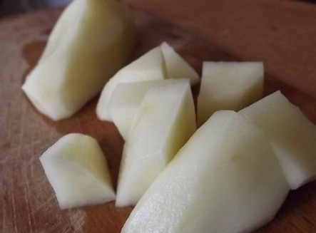 1. Этап. Классический грибной суп: Чистим и моем картошку, нарезаем ее небольшими кубиками, отправляем в кастрюлю с водой. Добавляем соль по вкусу.