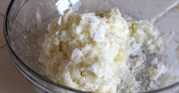 1. Этап. Конфеты Баунти (простой рецепт): В глубокой посуде смешайте кукурузный сироп, сахарную пудру, растопленное масло, экстракт ванили и кокосовую стружку до однородности.