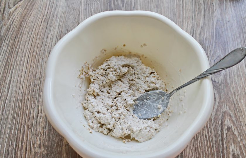 1. Этап. Овсяно-морковный пирог: В миску насыпьте овсяные хлопья и влейте кефир. Все перемешайте и оставьте постоять 5 минут.