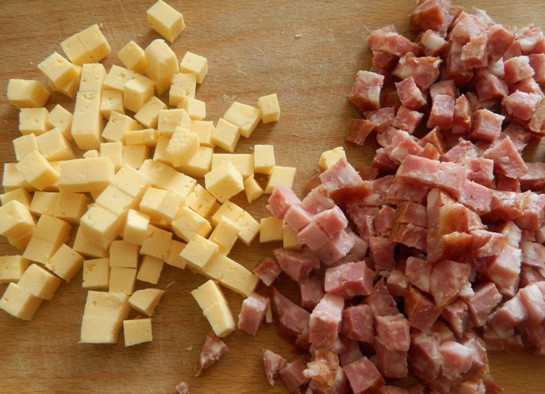1. Этап. Польский мясной кекс: 2. Краковскую колбасу и твердый сыр нарезаем небольшими кубиками.