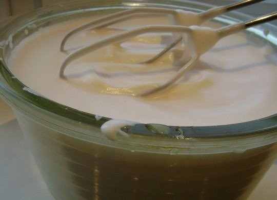 1. Этап. Нежнейший десерт - сербский кох: Объем сильно увеличится. Отложите миксер и добавьте манку, муку, разрыхлитель и все перемешайте ложкой.