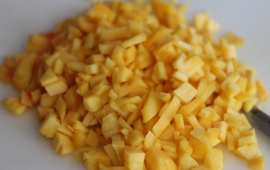 1. Этап. Персиковое варенье на скорую руку: 1. Начать нужно с персиков. Их предварительно необходимо вымыть, очистить от кожицы и удалить косточку. Нарезать мякоть небольшими кубиками.