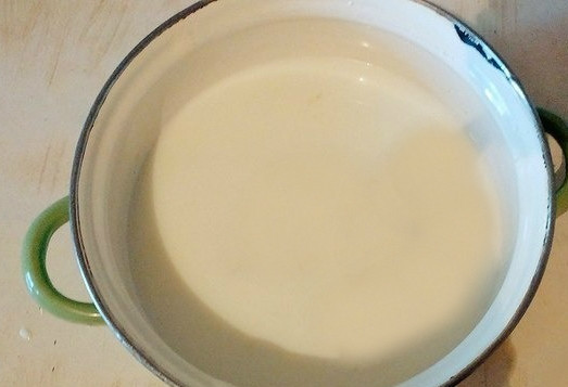 1. Этап. Молочный суп с вермишелью для детей: Ставим кастрюлю на плиту. Выливаем литр-полтора молока. Если вы хотите сварить больше молочного супа, а у вас не хватает молока, просто разбавьте его водой. Потом просто положите больше сливочного масла. Кипятим молоко в кастрюле.