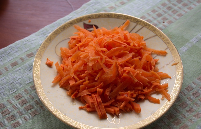 1. Этап. Суп затирка с мясом: Морковь натереть на крупной терке.