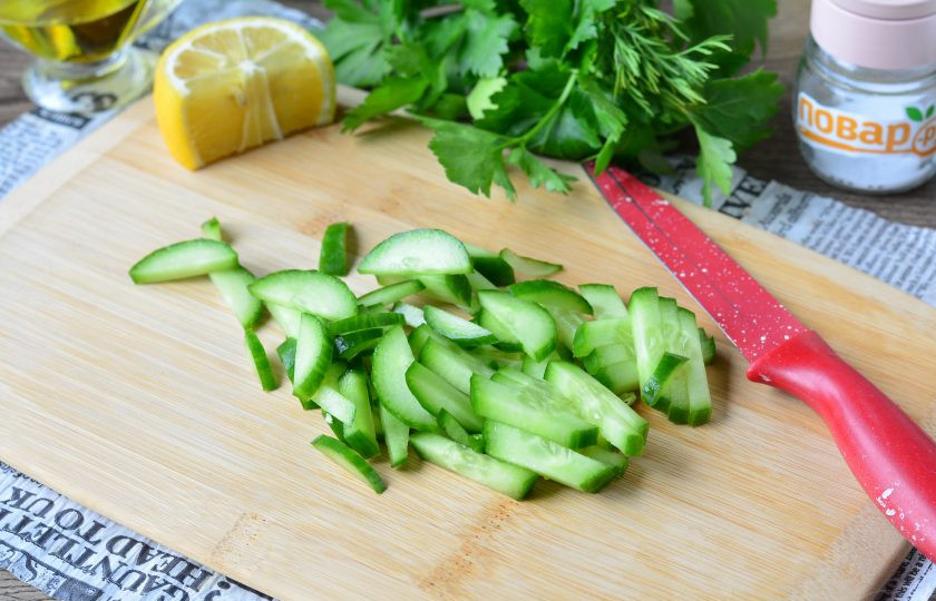 1. Этап. Салат с курицей и белокочанной капустой: Нарежьте средними полосками свежие огурцы.